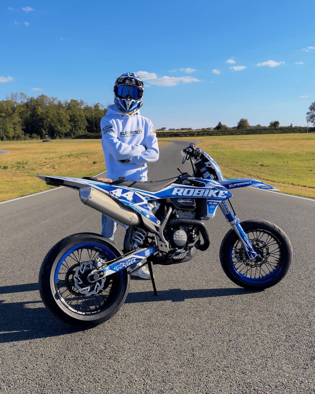 Kit Déco Moto 100% PERSONNALISÉ, supermotard en action