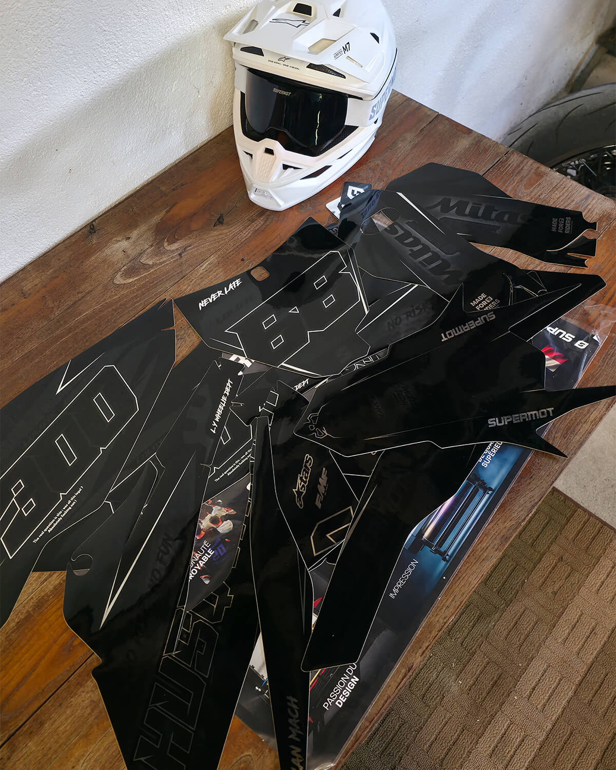 Kit Déco Moto 100% PERSONNALISÉ, détail du kit posé