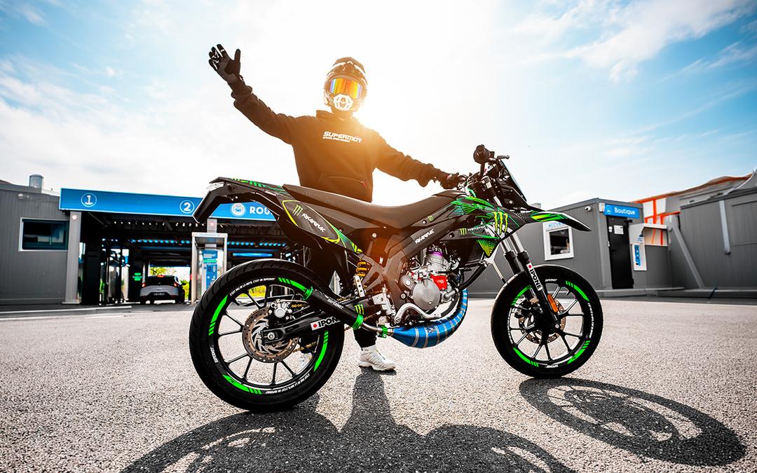 Une 50 supermotard en kit déco KIKANINAC, son rider bras levé
