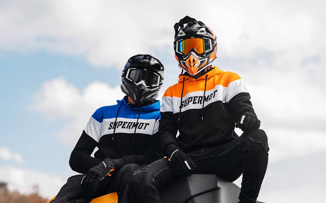 Deux riders en hoodies SUPERMOT, casques vissés