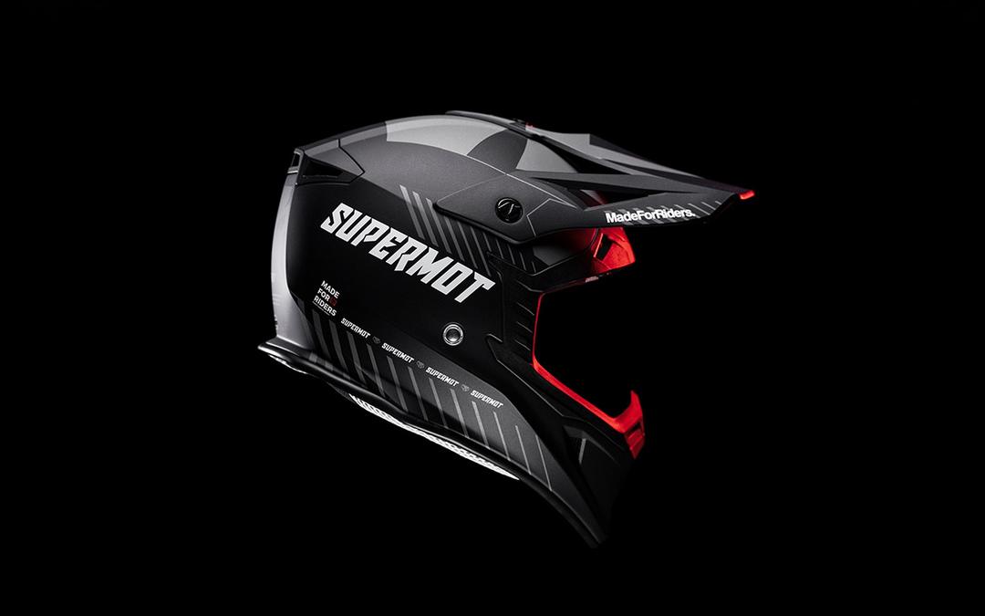 Le casque SUPERMOT en packshot studio sur fond noir