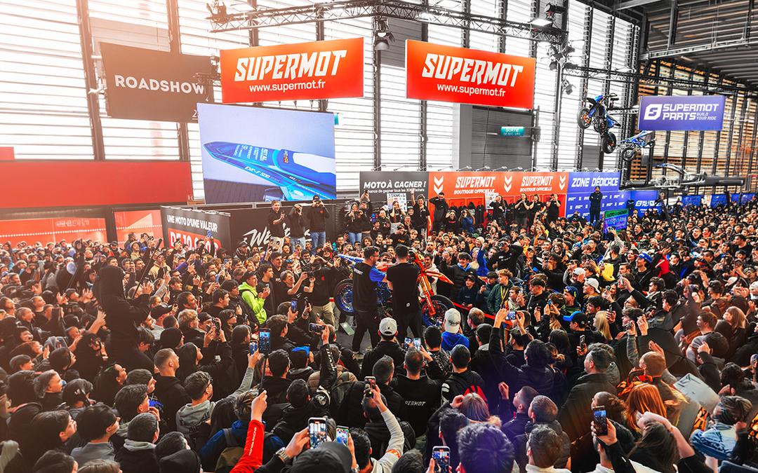 La foule au stand SUPERMOT du Salon du 2 Roues